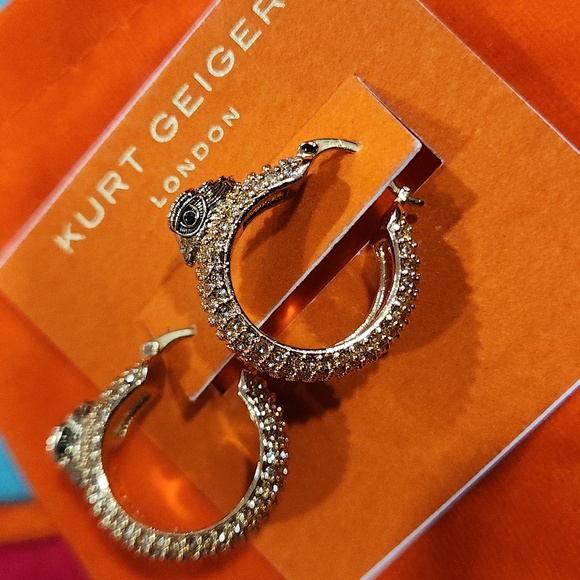💛🔹️Kurt Geiger🔹️ London Signature Eagle Pavé Huggie Hoop Earrings  Gold Tone - Picture 3 of 10